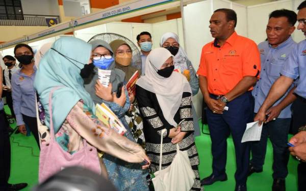 Saravanan (dua dari kanan) melawat ruang pameran selepas merasmikan Karnival Kerjaya Jamin Kerja Keluarga Malaysia 2022 Negeri Perak di Kompleks Belia dan Sukan Tapah pada Ahad. - Foto Bernama