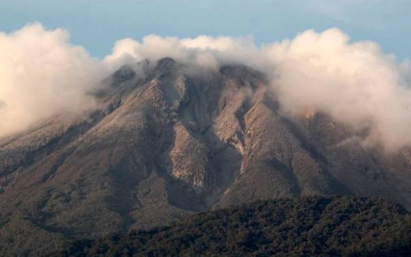 Gunung Bulusan di wilayah Sorsogon, Filipina. - Foto fail Reuters