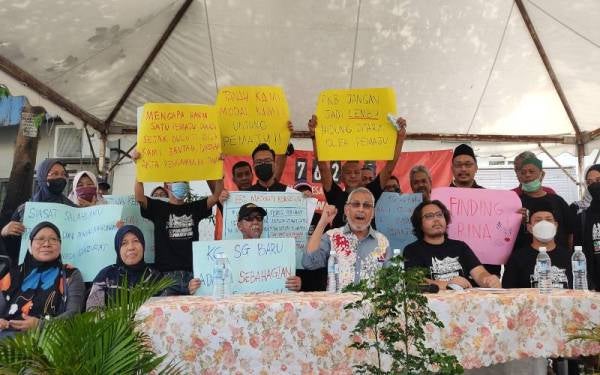 Khalid (tiga dari kanan) bersama para penduduk Kampung Sungai Baru, Kampung Baru, di sini pada Ahad.