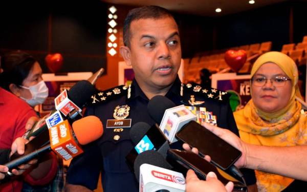 Ayob Khan bercakap kepada pemberita selepas Majlis Perasmian Penutup Seminar Isu Sosial Masyarakat: Situasi, Cabaran dan Pencegahan Dalam Era Masa Kini di Dewan Canselor UTeM, Melaka hari ini. - Foto Bernama