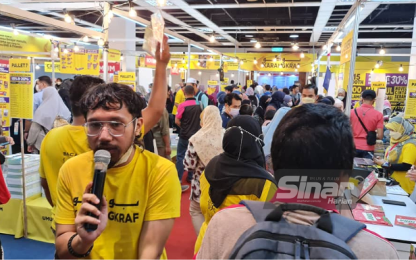 Rerua Karangkraf diserbu orang ramai.