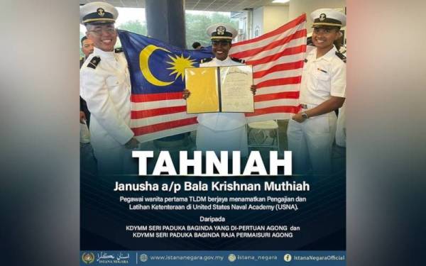 B Janusha (tengah) menjadi pegawai wanita pertama negara yang berjaya menamatkan pengajian dan latihan ketenteraan di Akademi Tentera Laut Amerika Syarikat. - Foto Facebook Istana Negara