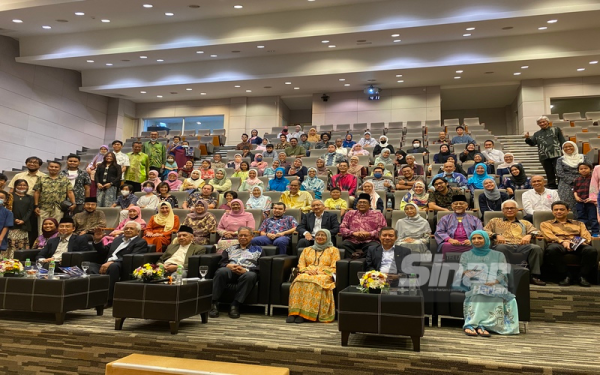 Tetamu kenamaan bergambar bersama tetamu yang hadir pada pelancaran Yayasan Al-Ahmadi di UPM di sini pada Ahad.