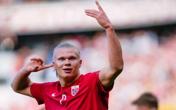 Haaland meraikan jaringannya ketika bantu Norway tewaskan Sweden di Stadium Ullevaal awal pagi tadi.