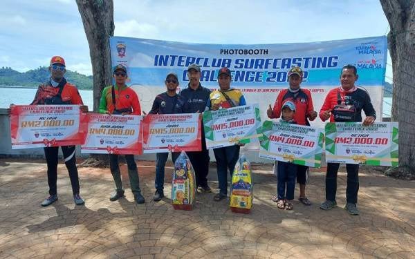 Md Zali (empat dari kiri) bersama pemenang-pemanang utama bagi kategori kumpulan dan individu pada pertandingan memancing Intergroup Surfcasting Challenge 2022 di Waterfront Lumut pada Ahad.