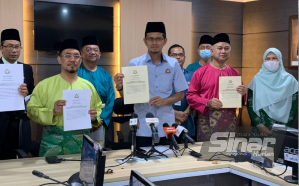 Mohd Fared (tengah) bersama pimpinan MAINJ menunjukkan ketetapan baharu ibadah korban bagi Aidiladha tahun ini.