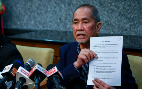 Wan Junaidi semasa sidang media khas berkenaan pemansuhan hukuman mati mandatori di Bahagian Hal Ehwal Undang-Undang (BHEUU) pada Isnin. - Foto Bernama