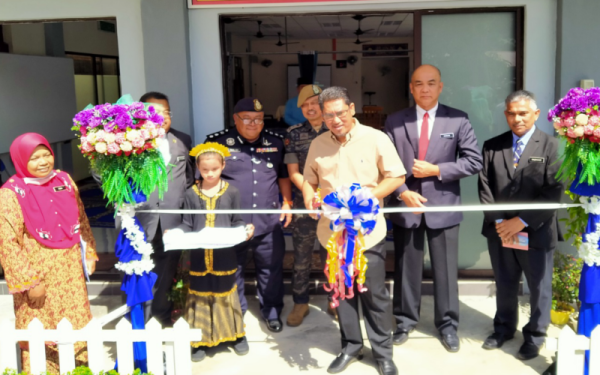 Ahmad Faizal (tengah) menyempurnakan perasmian Surau Al-Faizin, Sekolah Kebangsaan Pasukan Polis Hutan di sini, pada Isnin.