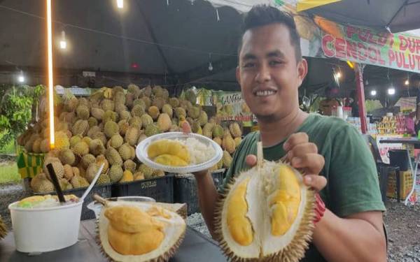 Mohd Al Azzahari menunjukkan durian pulut dan cendol pulut yang mendapat sambutan baik dari peminat buah durian di gerainya di Jalan Langgar, Alor Setar.