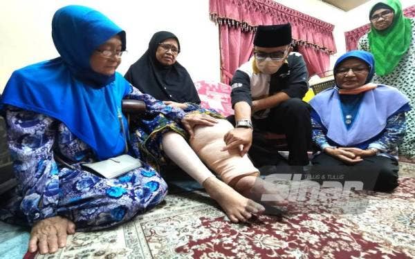 Zulkifli menunjukkan perbezaan antara kaki kiri dan kaki kanan Serpiah.