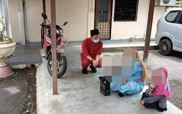 Ibu bersama dua anak dilihat meminta sedekah di sebuah masjid di Selangor sewaktu ditemui SSU.