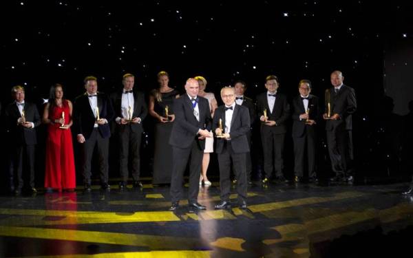 Kai Wai (kanan) menerima Anugerah Emas menerusi projek KL Eco City (KLEC), Kuala Lumpur yang disampaikan oleh Presiden FIABCI World, Jordi Ribo (kiri) di FIABCI World Prix d’Excellence Awards 2022 yang diadakan di Perancis.