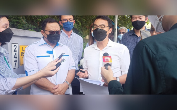 Chean Chung (tiga dari kiri) ketika sidang akhbar selepas menyerahkan surat cadangan kepada BNM.