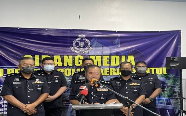 Eng Lai (tengah) ketika sidang media di Ibu Pejabat Polis Daerah Sentul pada Isnin.