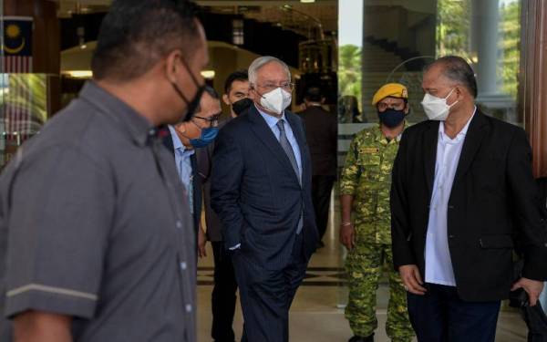 Najib berjalan kluar dari Kompleks Mahkamah Kuala Lumpur hari ini, selepas prosiding sambung bicara berhubung kes 1MDB yang dihadapinya. - Foto Bernama