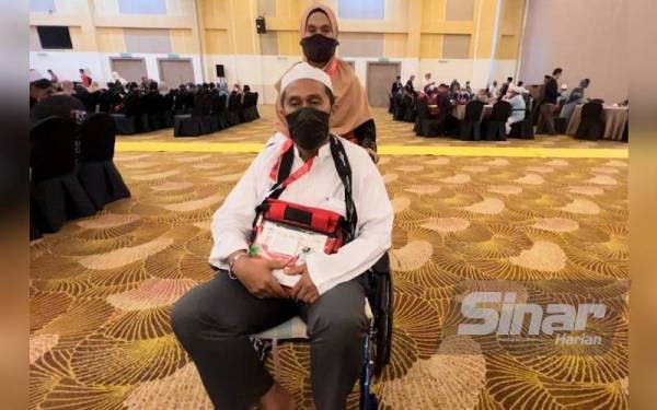 Azhar bersama isterinya, Juwairiyah ketika ditemui pada majlis pelepasan jemaah haji ke Tanah Suci di Kuala Nerus, pada Isnin.