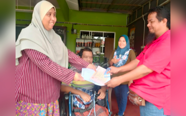 Norwahida (kiri) terharu dapat memiliki sebuah motosikal dengan harga RM1.