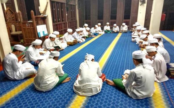 Pelajar-pelajar Maahad Tahfiz Al-Quran Arraudhah (MTAR), Perol, Kota Bharu sedang mengikuti kelas hafazan al-Quran.