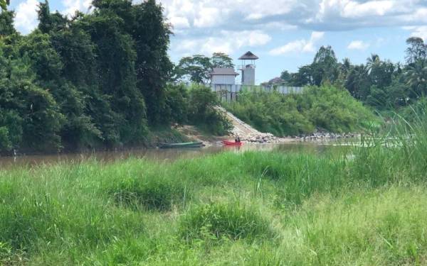 Penduduk menggunakan perahu untuk menyeberangi sungai Golok dari kedua-dua negara Malaysia dan Thailand.