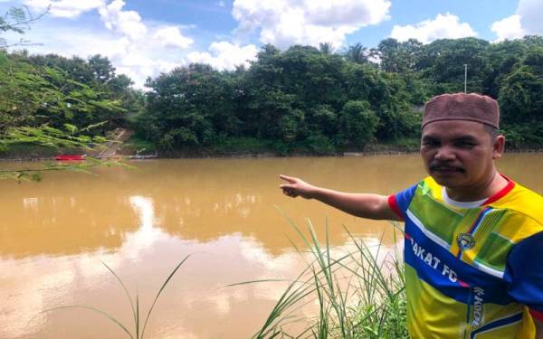 Haris menunjukkan tembok yang didirikan oleh pihak Thailand di seberang Rantai Panjang.