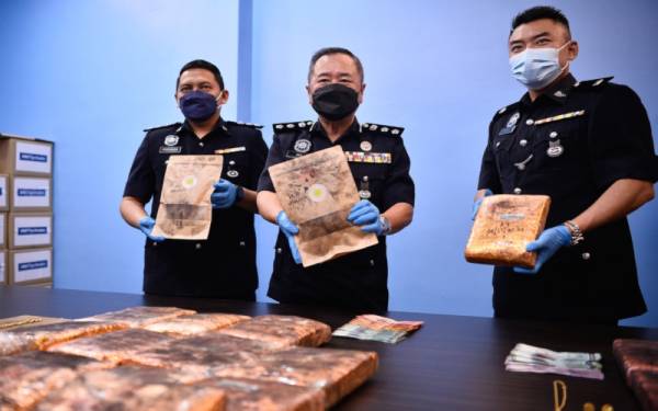 Ketua Polis Daerah Sentul Asisten Komisioner Beh Eng Lai (tengah) menunjukkan dadah yang berjaya dirampas pada sidang media mengenai sindiket pengedaran dadah di Ibu Pejabat Daerah Sentul pada Isnin. Foto Bernama.