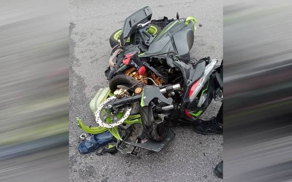 Motosikal ditunggang mangsa remuk selepas merempuh MPV Hyundai Matrix di Kilometers 40 Jalan Klang-Teluk Intan berdekatan SRA Assam Jawa, Isnin.