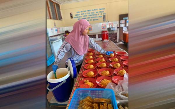 Penyediaan makanan di kantin sebuah sekolah. - Gambar hiasan