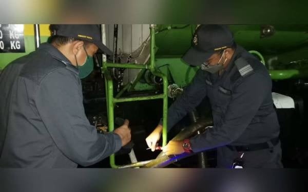 Penguat kuasa KPDNHEP Sabah melakukan serbuan dan membuat pemeriksaan terhadap kegiatan penyelewengan diesel.
