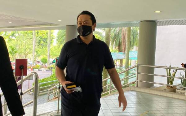 Muhammad Faizal hadir di Mahkamah Sesyen Shah Alam pada Selasa, bagi menghadapi pertuduhan kes menyamar sebagai pegawai KPDNHEP dengan menipu seorang pengusaha pembekalan gas, sembilan tahun lalu.