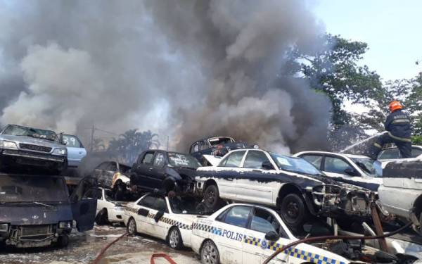 Sebahagian 120 kenderaan lama musnah dalam kebakaran di Jalan Bendahara, Ipoh pada Selasa. - Foto Ihsan Bomba Perak