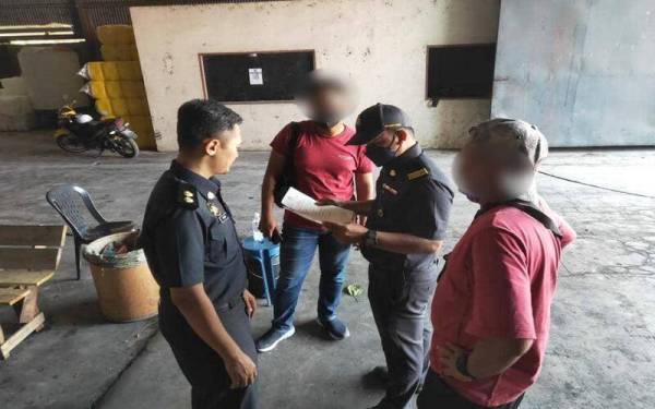 Beberapa dokumen berkaitan turut diperiksa di gudang yang menyimpan baja sebatian bersubsidi dalam serbuan di Alor Setar dan Simpang Empat. - Foto KPDNHEP Kedah