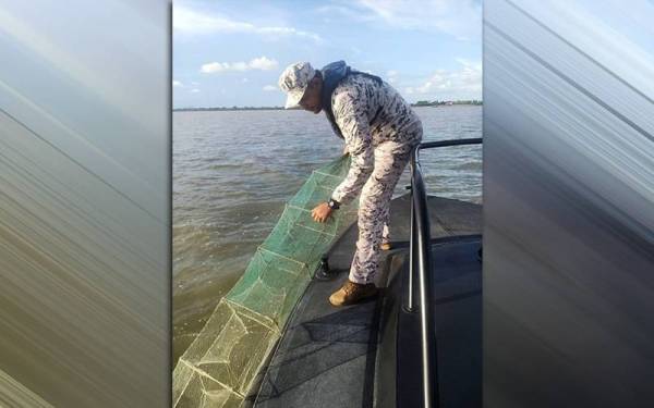Penguat kuasa Maritim Malaysia memeriksa bubu naga yang dirampas dari sebuah bot nelayan di perairan Kuala Tebengau pada Isnin. Gambar ihsan Maritim Kuala Kedah