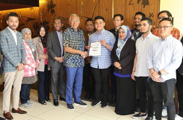 Mahdzir (lima dari kiri) menerima memorandum daripada Kelab UMNO United Kingdom dan Ireland.