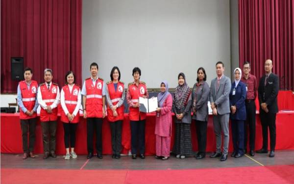 Tunku Puteri Intan Safinaz menunjukkan MoU yang ditandatangani bersama Dr Afifah.