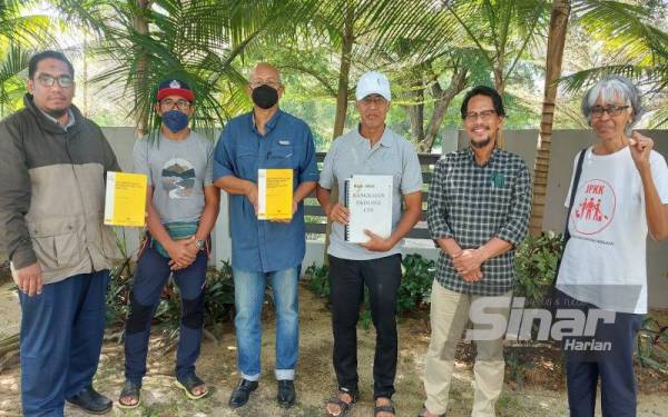 Meor Razak (trois à partir de la droite) ainsi que plusieurs organisations non gouvernementales (ONG) protestent contre la mise en œuvre d'un projet d'extraction de lanthanides dans la zone CFS.