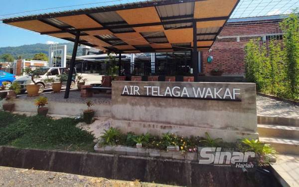 Air Telaga Wakaf disediakan buat sesiapa sahaja yang ingin mendapatkan bekalan air.