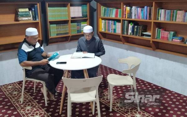 Masjid Al-Busyra turut menyediakan perpustakaan mini buat pengunjung.