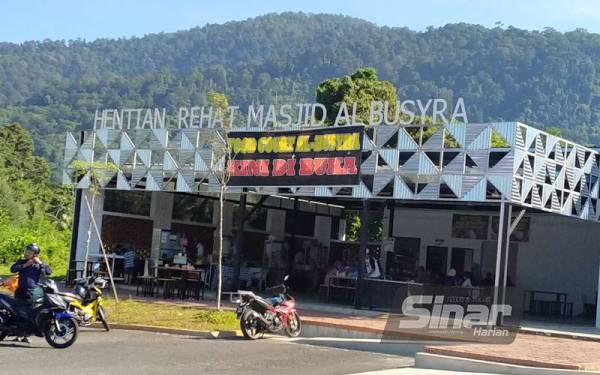 Hentian Rehat Al-Busyra atau 'food court' yang terletak dalam kawasan masjid membolehkan sesiapa sahaja singgah untuk makan.