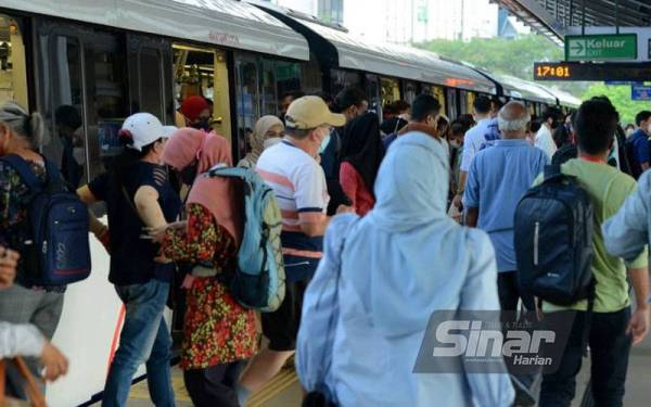 Situasi di Stesen LRT Pasar Seni, Kuala Lumpur pada Selasa yang sesak dengan penumpang.