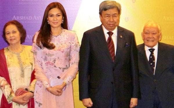 Dua dari kiri: Tengku Permaisuri Norashikin, Sultan Sharafuddin dan Allahyarham Arshad. -Foto: FB Selangor Royal Office
