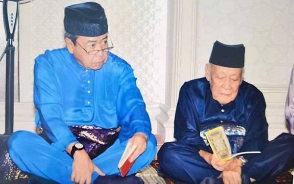 Sultan Sharafuddin (kiri) bersama Allahyarham Arshad. -Foto: FB Selangor Royal Office