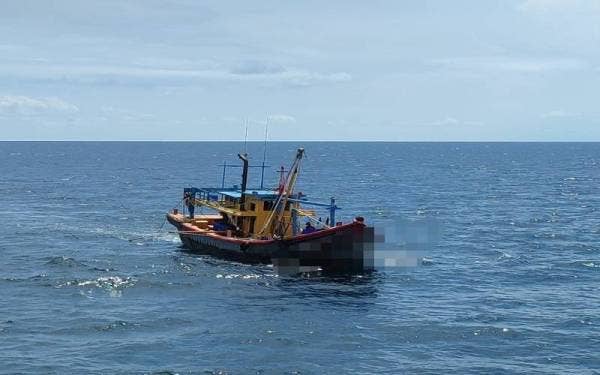 Sebuah bot nelayan kelas C ditahan kerana melanggar syarat sah lesen di kedudukan 22 batu nautika barat daya Sungai Besar pada petang Selasa.