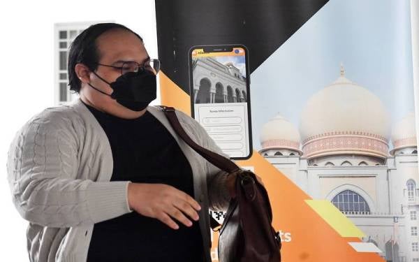Mohammad Hafizzul Anas Kamaruzaman mengaku tidak bersalah di Mahkamah Sesyen pada Selasa atas pertuduhan menjual gambar lucah di aplikasi media sosial tiga tahun lepas. - Foto Bernama