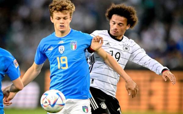 Pemain muda Itali, Giorgio Scalvini (kiri), cuba mengekang asakan pemain Jerman, Leroy Sane (R), pada aksi Liga Negara-Negara UEFA pada Rabu. - Foto EPA