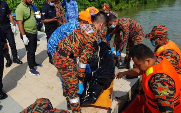 Anggota bomba dibantu anggota APM mengangkat mayat seorang lelaki yang dipercayai terjatuh dari jambatan Jalan Tanah Putih dalam kejadian tengah malam Selasa.