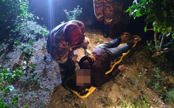 Dua wanita patah kaki manakala seorang lelaki cedera di bahu akibat kemalangan tersebut. Foto Bomba