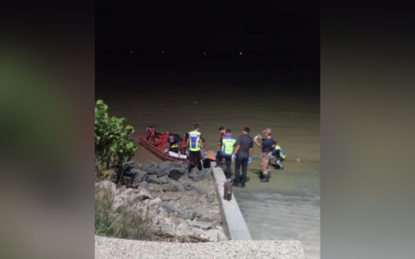 Pasukan penyelamat mengangkat mayat mangsa yang dijumpai terapung untuk diserahkan kepada pihak polis bagi tindakan lanjut. - Foto Bomba Perak
