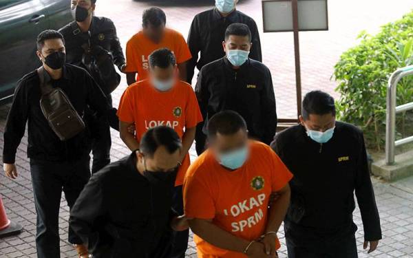 Kesemua lelaki berusia 22 hingga 37 tahun itu ditahan di pejabat SPRM Selangor petang Selasa.