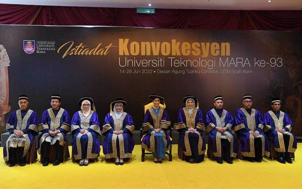 Tengku Permaisuri Selangor, Tengku Permaisuri Norashikin (tengah), yang juga Pro-Canselor Universiti Teknologi Mara (UiTM) berkenan bergambar sempena Istiadat Konvokesyen UiTM ke-93 di Dewan Agung Tuanku Canselor UiTM hari ini.