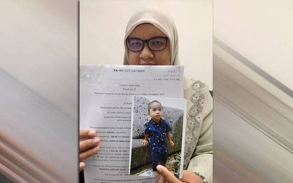 Halimaton menunjukkan gambar Muhammad Zafrul Iqbal yang kini dalam jagaan keluarga pelihara di Merbok.